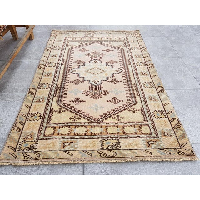 1960s Small Pink & Brown Aztec Oushak Rug, 1960s For Sale - Image 5 of 11