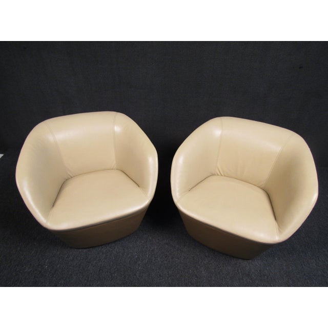 Light Yellow 1970s Pair of Vintage Modern Two-Tone Leather Tub Chairs - 2 Pieces For Sale - Image 8 of 12