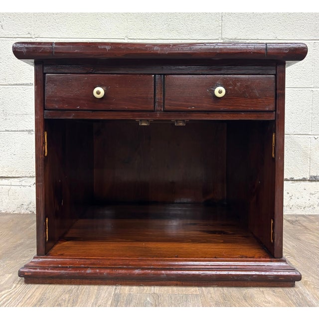 This is a vintage Ethan Allen solid pine dry sink cabinet featuring classic Early American / Colonial styling, a rich dark...