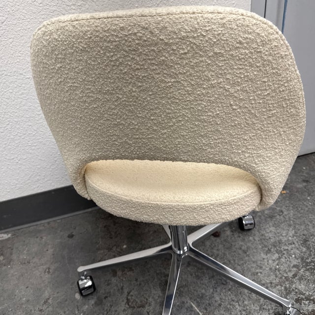 Eero Saarinen for Knoll Executive Office Chair, Pearl Boucle For Sale - Image 12 of 12