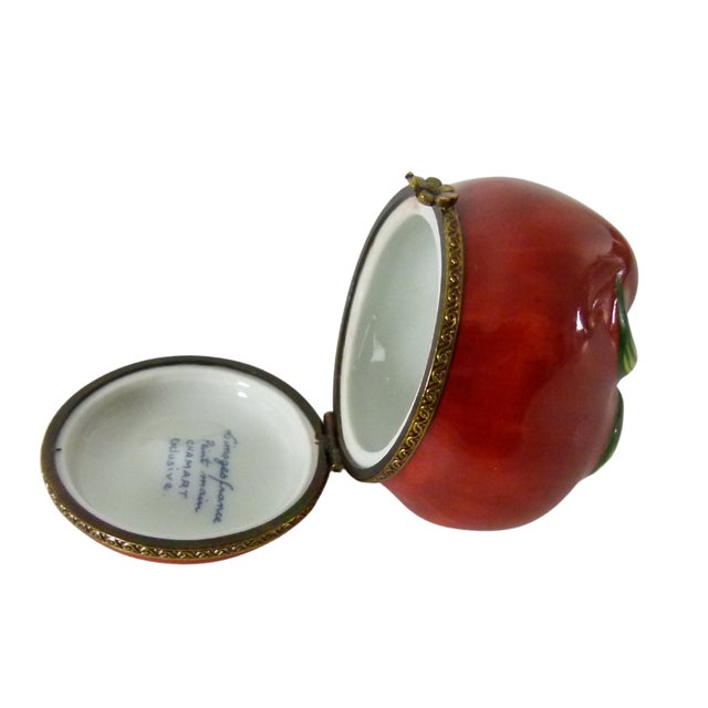 Red 1990s Limoges France Porcelain Tomato Trinket Box | Chamart Exclusive | Black Star Hallmark For Sale - Image 8 of 9