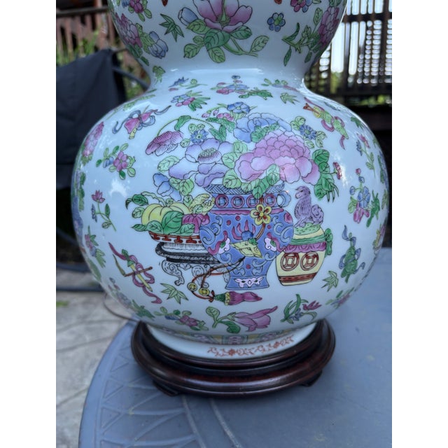 Chinoiserie Pair of Vintage Chinese Famille Rose Double Gourd Porcelain Table Lamps For Sale - Image 3 of 12
