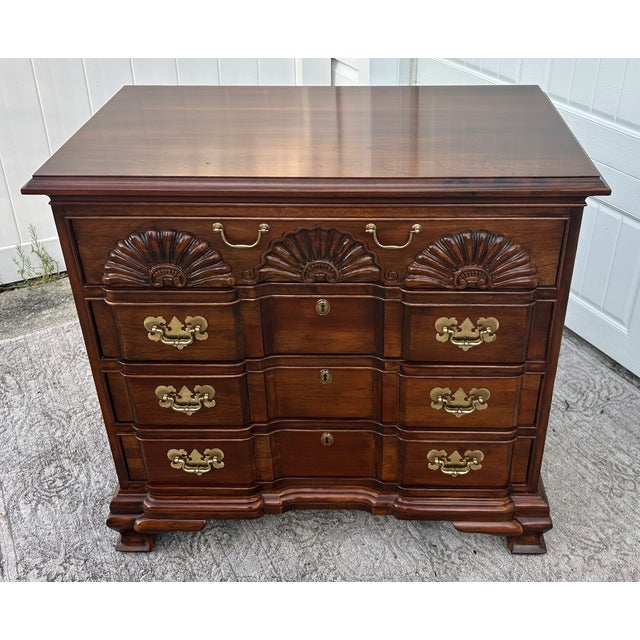 Traditional Vtg. Harden Georgian Style Shell Carved Cherry Block Front Bachelors Chest For Sale - Image 3 of 14