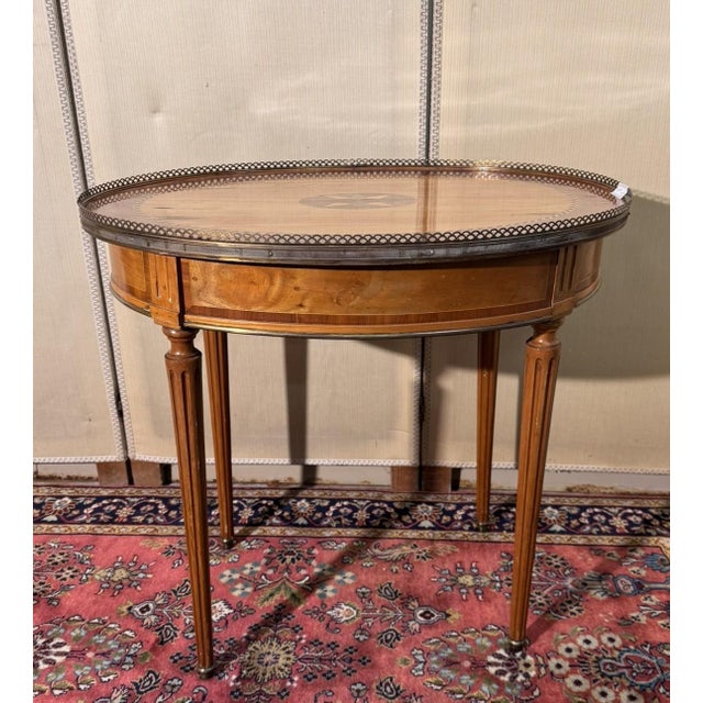 Louis XVI Bouillotte Table in Light Wood and Marquetry, 1890s, in Good conditions. Designed 1890 to 1919