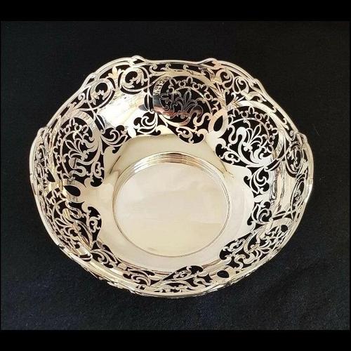 A fine George V sterling silver fruit or bread bowl, hallmarked Sheffield 1926 and made by **Hawksworth, Eyre & Co Ltd**....