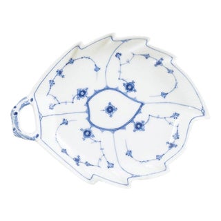Antique Mid-19th Century Leaf-Shaped Blue Fluted Plain Dish from Royal Copenhagen For Sale