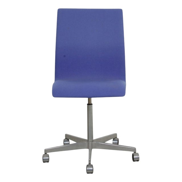 Oxford Office Chair in Blue Fabric by Arne Jacobsen For Sale