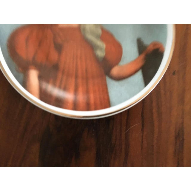 Decorative plate signature wawel diameter 24 cm. height 2.6 cm the original decorative plate made in the porcelain...