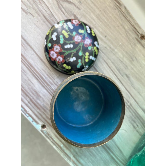 Antique Chinese Cloisonné Tea/Tobacco Canister in a Delicate Floral Pattern For Sale In Houston - Image 6 of 7