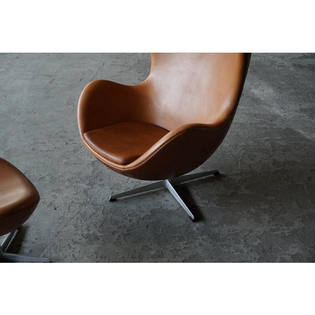 Mid-Century Modern Set of Early Egg Chair and Ottoman by Arne Jacobsen for Fritz Hansen, Denmark, 1960s For Sale - Image 3 of 11