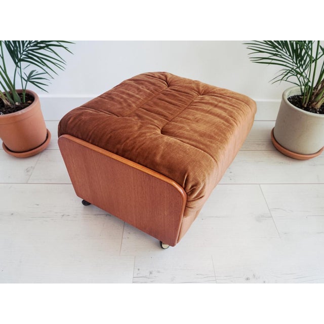 A stylish and exceptionally comfortable vintage g plan saddle footstool dating from the 1980s. Beautifully crafted, this...