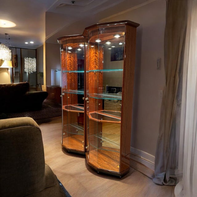 1990s Two Henredon Cherry Wood Vitrine Illuminated Display Cabinets Book Matched Pair For Sale - Image 5 of 18