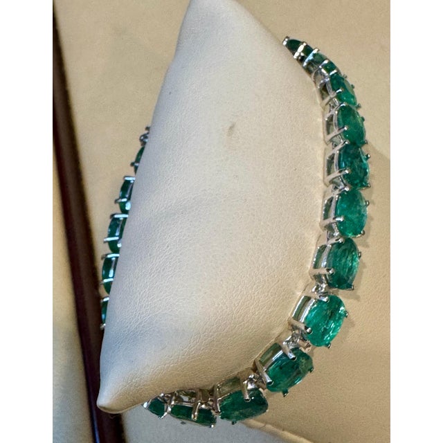 25 Carat Natural Emerald Cocktail Tennis Bracelet 14 Karat White Gold 7" For Sale In New York - Image 6 of 18