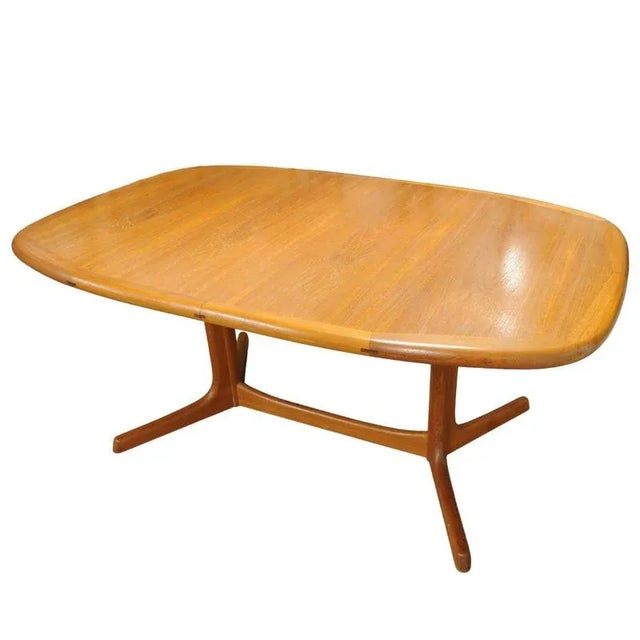 Mid-century extending teak dining table by dyrlund. The table has 2 leaves which store within the table. manufacturer -...