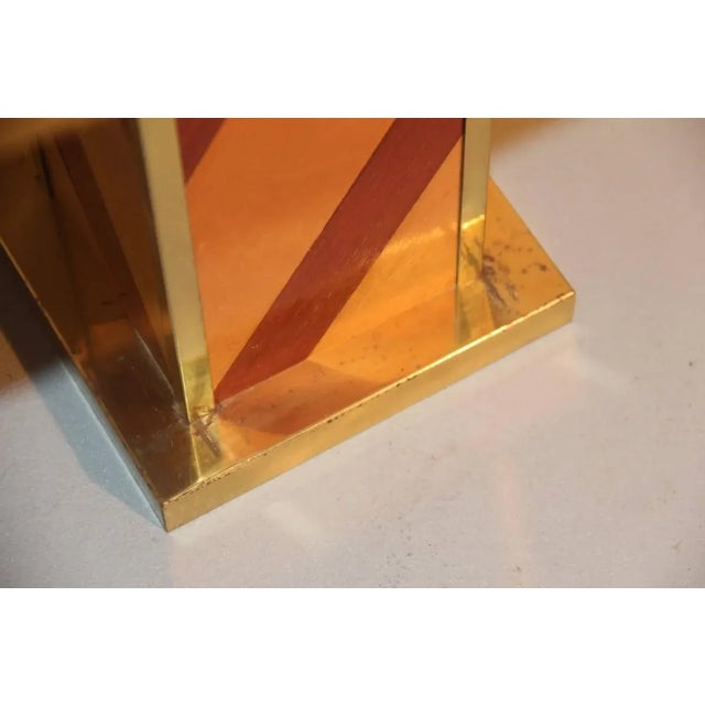 This wood and brass table lamp dates to the 1970s. Up to 250V (Europe/UK Standard).The wiring of this item may be original...