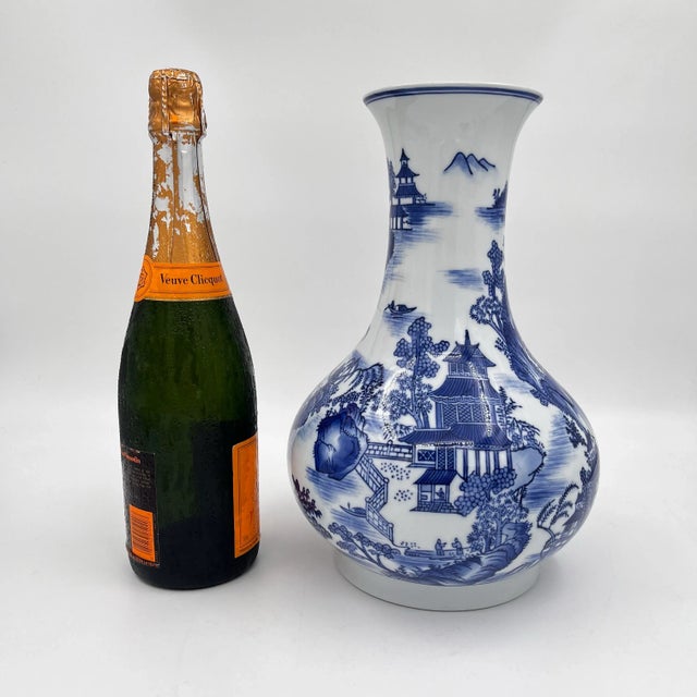 This large vintage Bombay Company vase features a blue and white Chinoiserie design with traditional Chinese landscape...