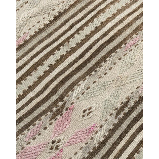 1950s Vintage Beige Turkish Kilim Area Rug 4ft 3in X 7ft 2in For Sale - Image 5 of 8