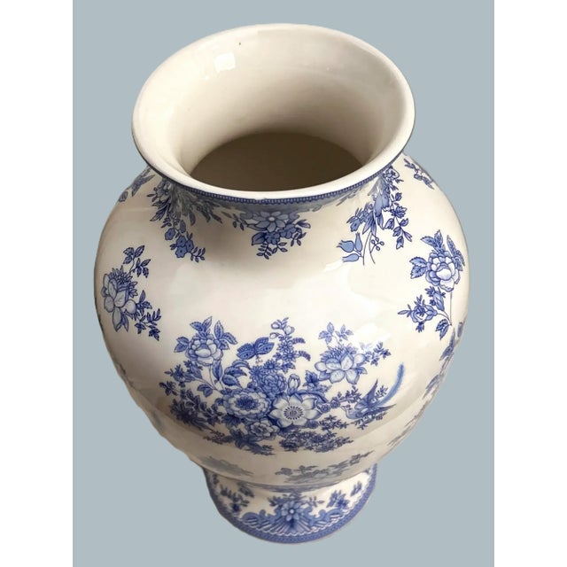 Vintage Chinoiserie Porcelain Vase For Sale In New York - Image 6 of 10
