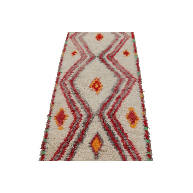 1950s Vintage Moroccan Runner in White With Red Geometric Patterns, From Rug & Kilim For Sale - Image 5 of 7