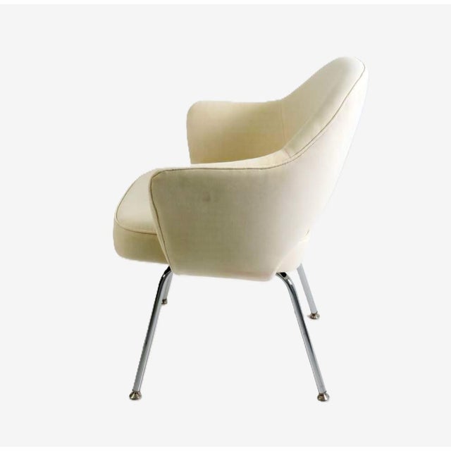 Mid-Century Modern 1980s Plush Creamy White Executive Chair Attributed to Saarinen for Knoll For Sale - Image 3 of 9