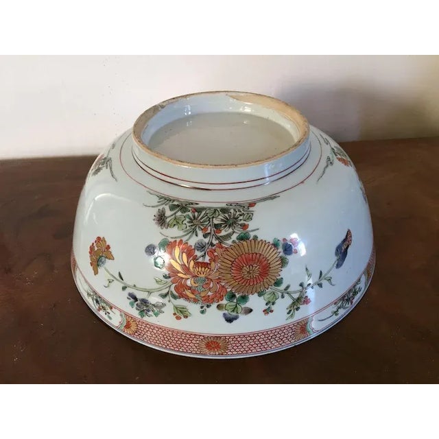White Early 18th Century Chinese Kangxi Porcelain Punch Bowl in Famille Vert Palette For Sale - Image 8 of 11