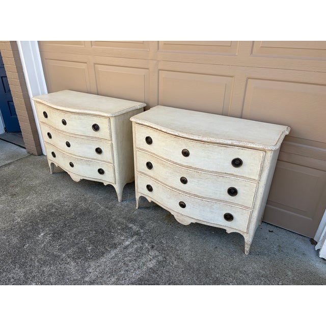 French Provincial Swedish Gustavian Serpentine Painted Chests of Drawers, Pair For Sale - Image 3 of 16