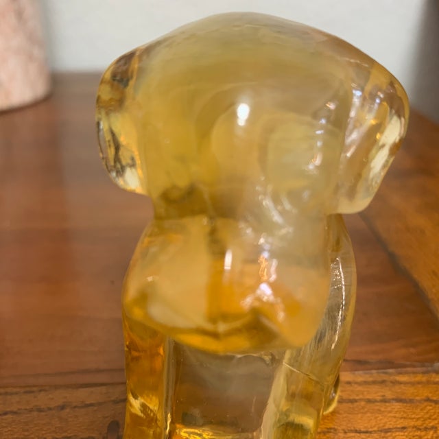Glass Vintage Degenhart “Pooch” Dog Figurine in Peach Opalescent Glass – Uv Reactive Glowing For Sale - Image 7 of 8