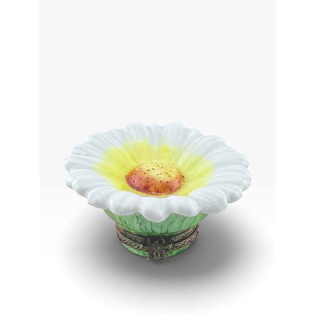 White Vintage Limoges France Peint Main Flower Trinket Box With Bee Clasp For Sale - Image 8 of 14