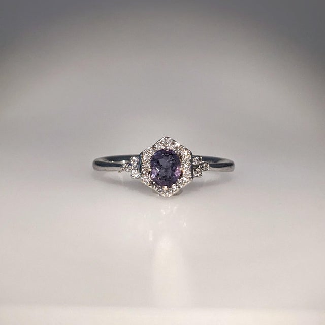 Contemporary Natural Alexandrite Ring w Earth Mined Diamonds in Solid 14K Gold Oval 5x4mm For Sale - Image 3 of 10
