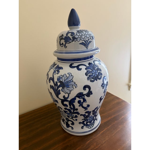 Chinoiserie Late 20th Century Chinoiserie Large Blue and White Porcelain Ginger Jar For Sale - Image 3 of 8