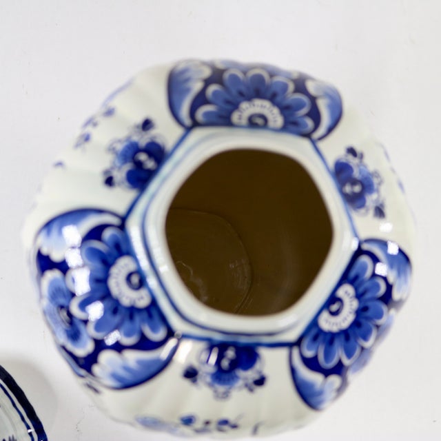 Ceramic Delft Blue & White Lidded Ginger Jar Urn With Lion Finial From Holland For Sale - Image 7 of 10