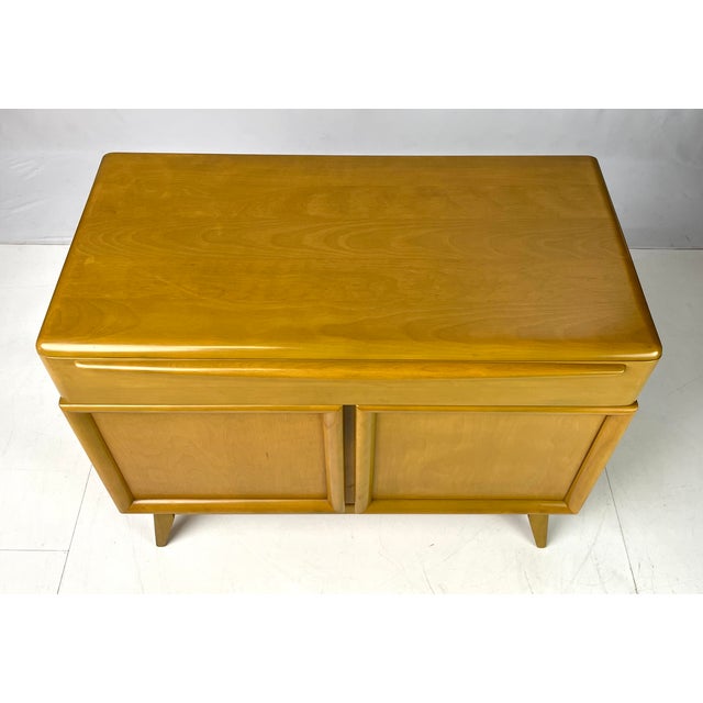 Mid 20th Century Mid-Century Modern Heywood-Wakefield Solid Birch Server Cabinet in Wheat (Model M1597) For Sale - Image 5 of 15