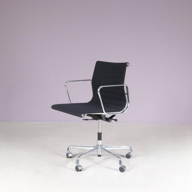 Desk Chair Model EA118 in Chrome Base with Black Hopsack Upholstery and Aluminium Armrests by Charles & Ray Eames for Vitra, Germany, 2000s For Sale - Image 16 of 16