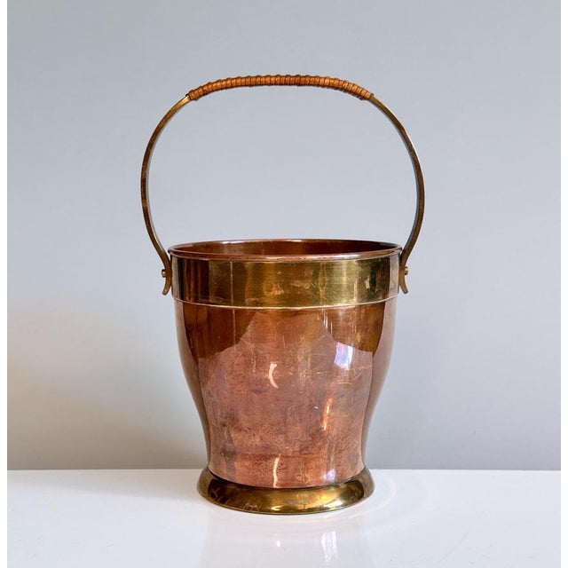 Elegant Art Deco ice bucket in copper and brass, crafted around 1930 by the renown high-quality metal manufactory Harald...