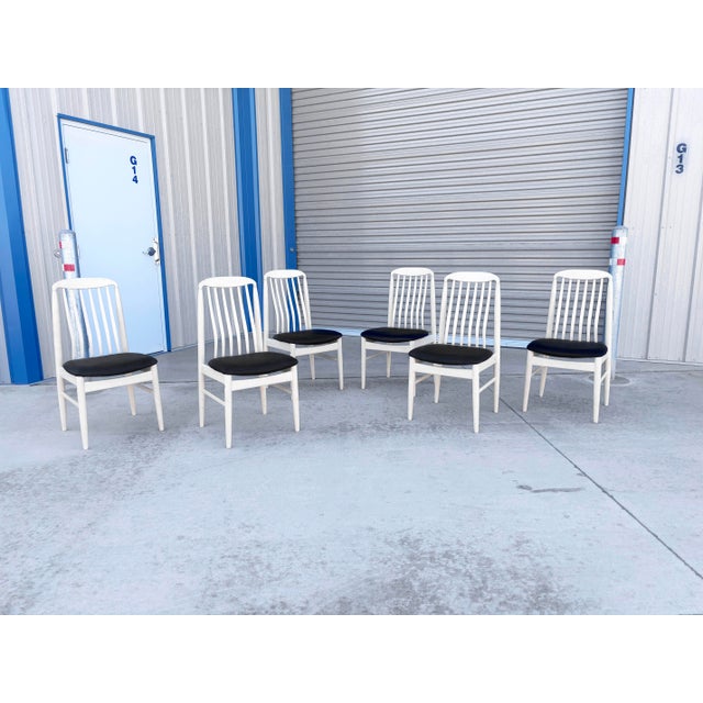 Mid-Century Modern 1990s Mid-Century White Slatted Dining Chairs With Black Vinyl Seats - Set of 6 For Sale - Image 3 of 14