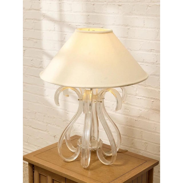 Linen Mid 20th Century Sculptural Lucite Loop Table Lamp With Clear Curved Base and Linen Shade For Sale - Image 8 of 8
