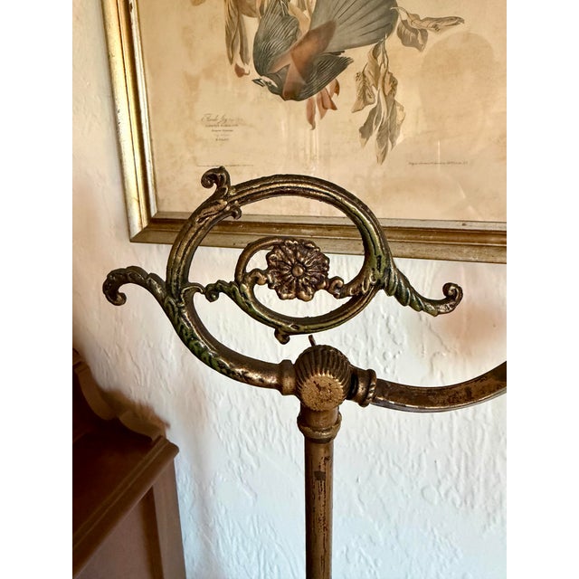 Beautiful lamp with lots of nice details.