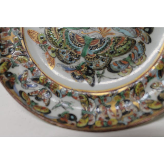 Rose 19th-Century Chinese Export Porcelain Plates in the Popular "Thousand Butterfly" For Sale - Image 8 of 9