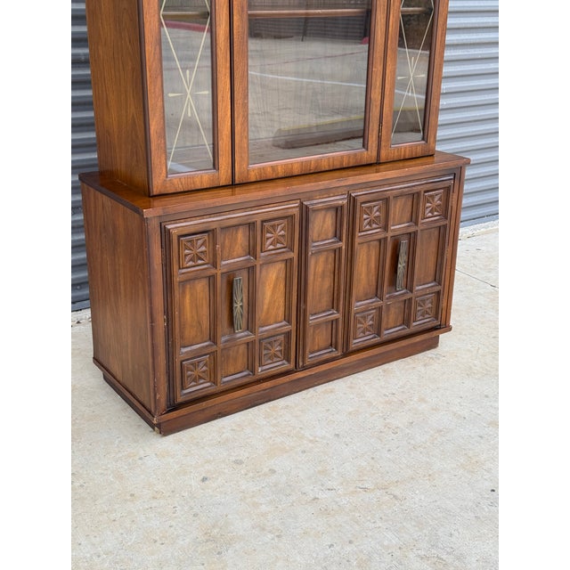 C. 1972 Mid Century Modern China Cabinet W/ Etched Geometric Glass, Carved Accents, Brutalist Pulls For Sale - Image 9 of 12