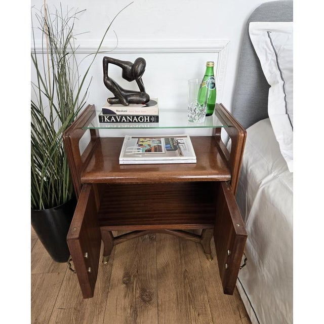 Mid-Century Italian Art Deco Style Bedside Tables in Walnut with Glass Tops, 1950s, Set of 2 For Sale - Image 4 of 11