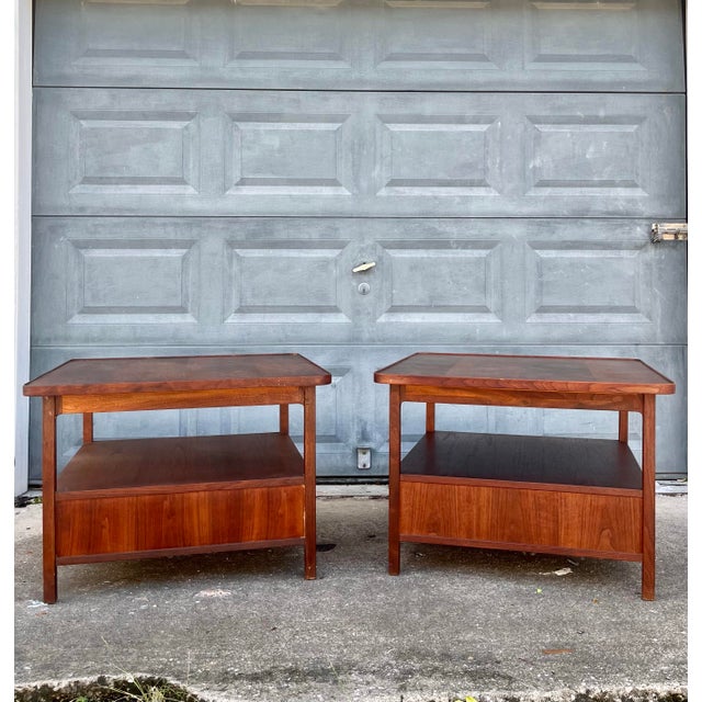 Pair of Mid Century Modern Side or End Tables | in the Style of Jack Cartwright for Founders For Sale - Image 10 of 12