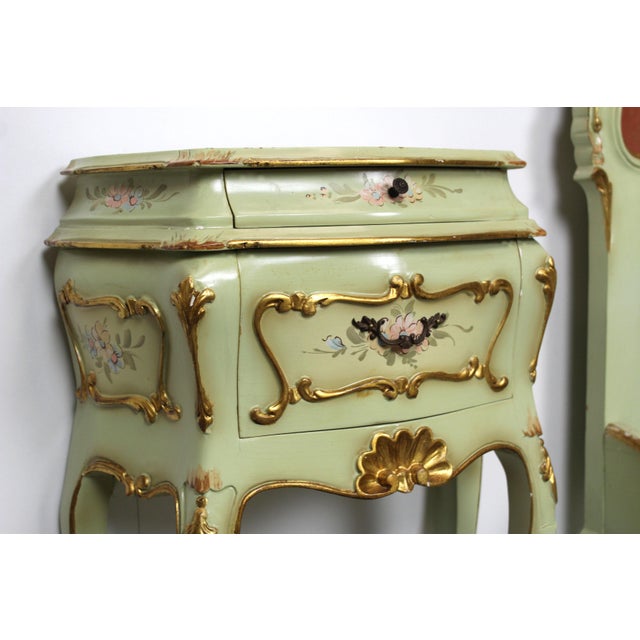 1950s Venetian Baroque Green Lacquered Hand-Painted Floral Single Bed Set with Two Nightstands, 1950s, Set of 3 For Sale - Image 5 of 12