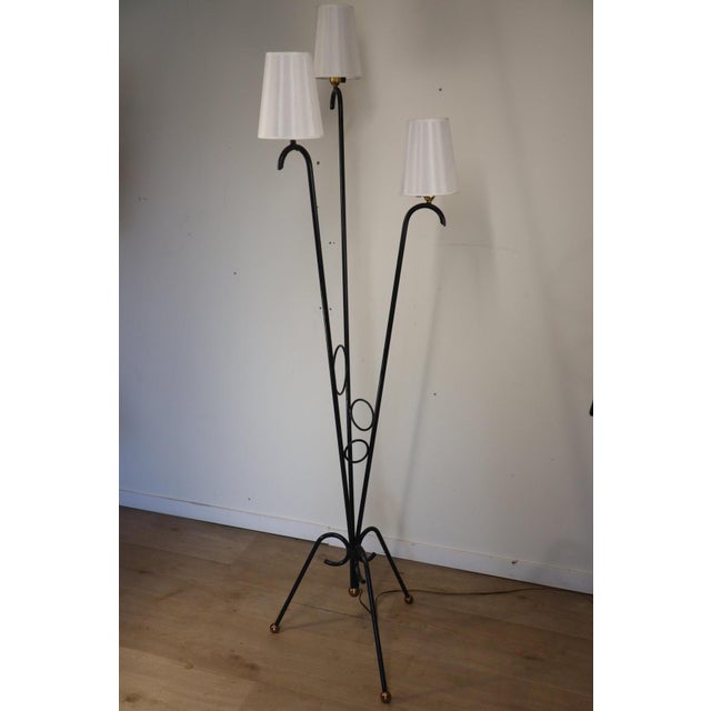An elegant 1950s floor lamp with a delicately airy and sculptural design, reminiscent of the world of Jean Royère. Its...