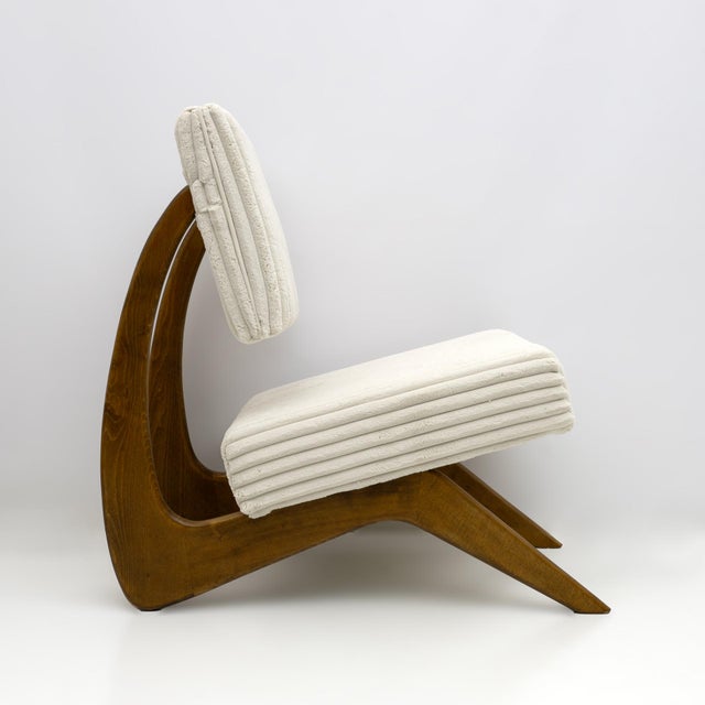 Pair of armchairs designed by the American designer Adrian Pearsall. The structure of these lounge cocktail armchairs is...