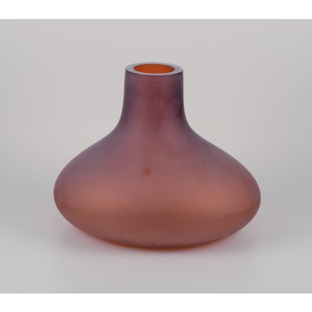 Salviati, Murano. Large vase in brown mouth-blown art glass. About 2000. In perfect condition. Dimensions: W 40.0 x H 30.0...