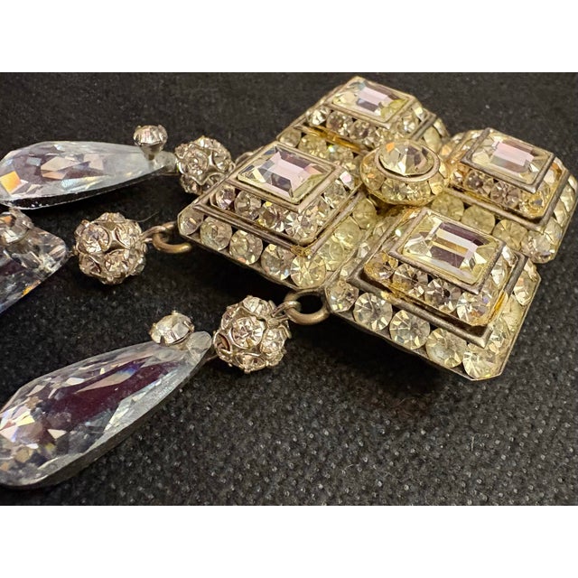 Art Deco-Style Large Rhinestone Rhombus Statement Brooch Pin With a Silver-Tone Finish For Sale - Image 4 of 10