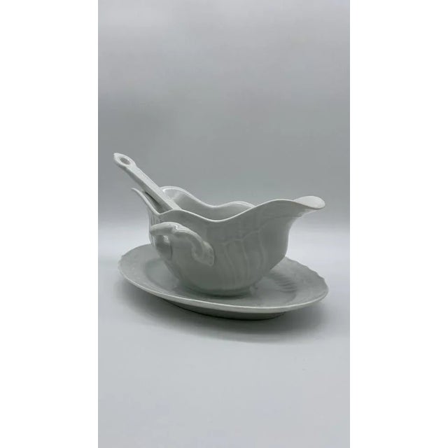 Vecchio Ginori Gravy Boat and Ladle in White Saxon Bordered Kaolin Porcelain by Richard Ginori, Florence, Tuscany, Italy, Set of 2 For Sale - Image 4 of 10