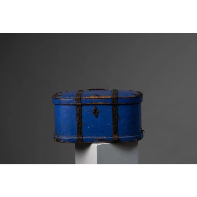 Swedish hand-made antique blue traveling box from the 1820s to 1830. This charming little box has bright blue original...