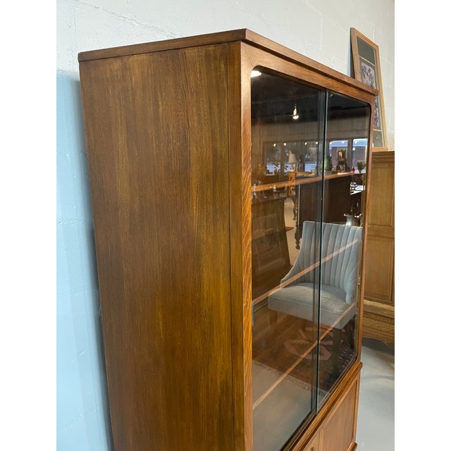 Drexel Vintage 1950s Drexel Precedent MCM Display Cabinet For Sale - Image 4 of 16