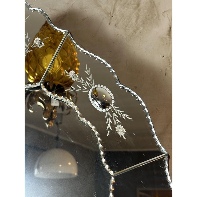 Elegant oval Venetian mirror dating from the 1950s, composed of several finely cut and beveled mirror panels. This superb...